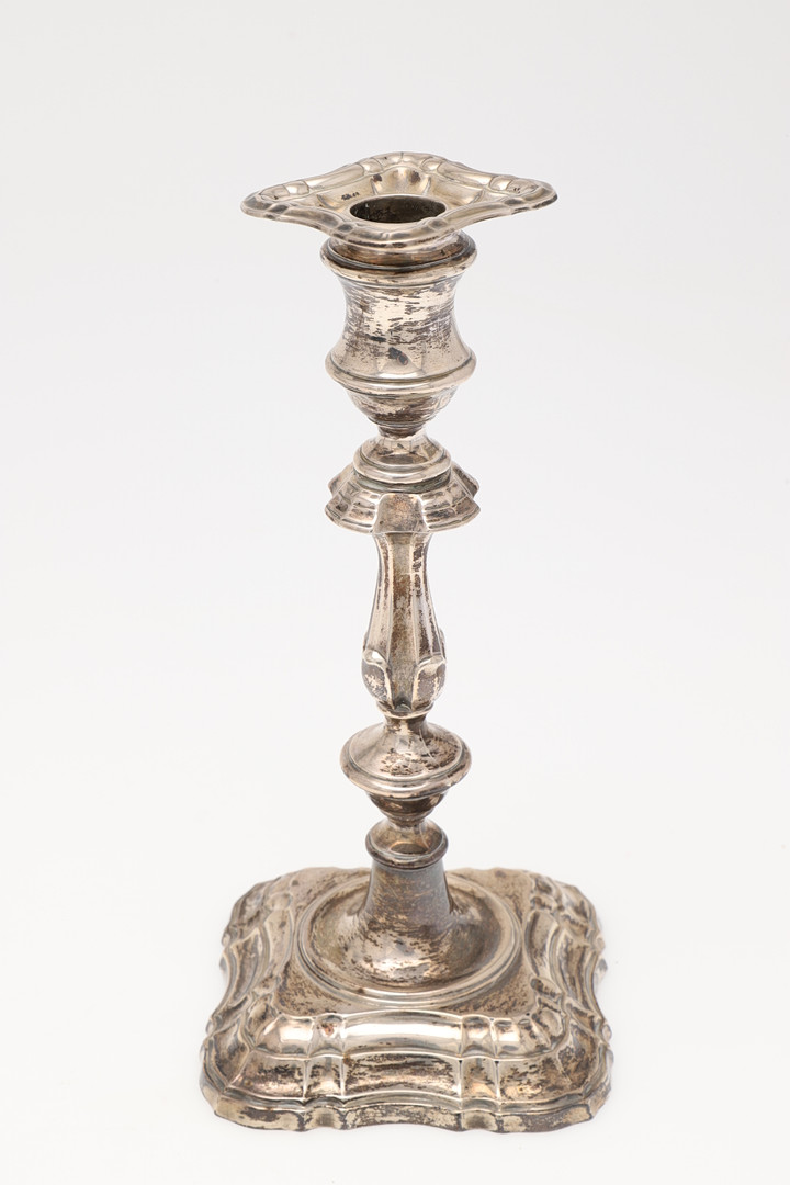 A PAIR OF EDWARDIAN SILVER CANDLESTICKS. - Image 3 of 10