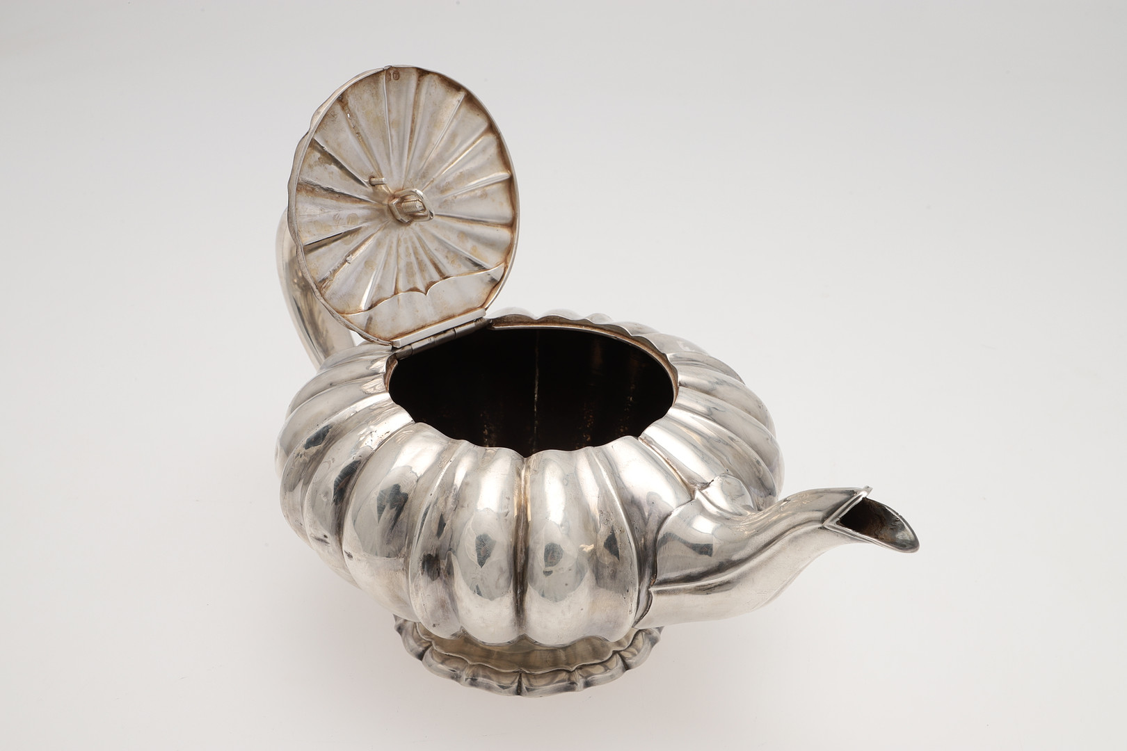 A GEORGE IV SILVER TEA POT. - Image 5 of 6