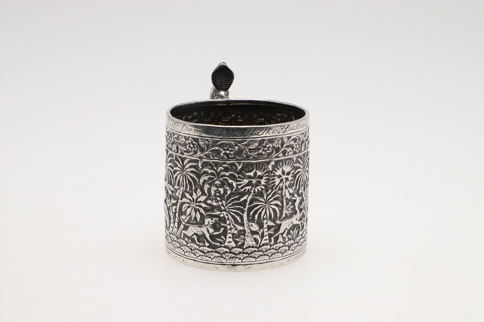 A LATE 19TH/ EARLY 20TH CENTURY INDIAN SILVER MUG. - Image 2 of 5