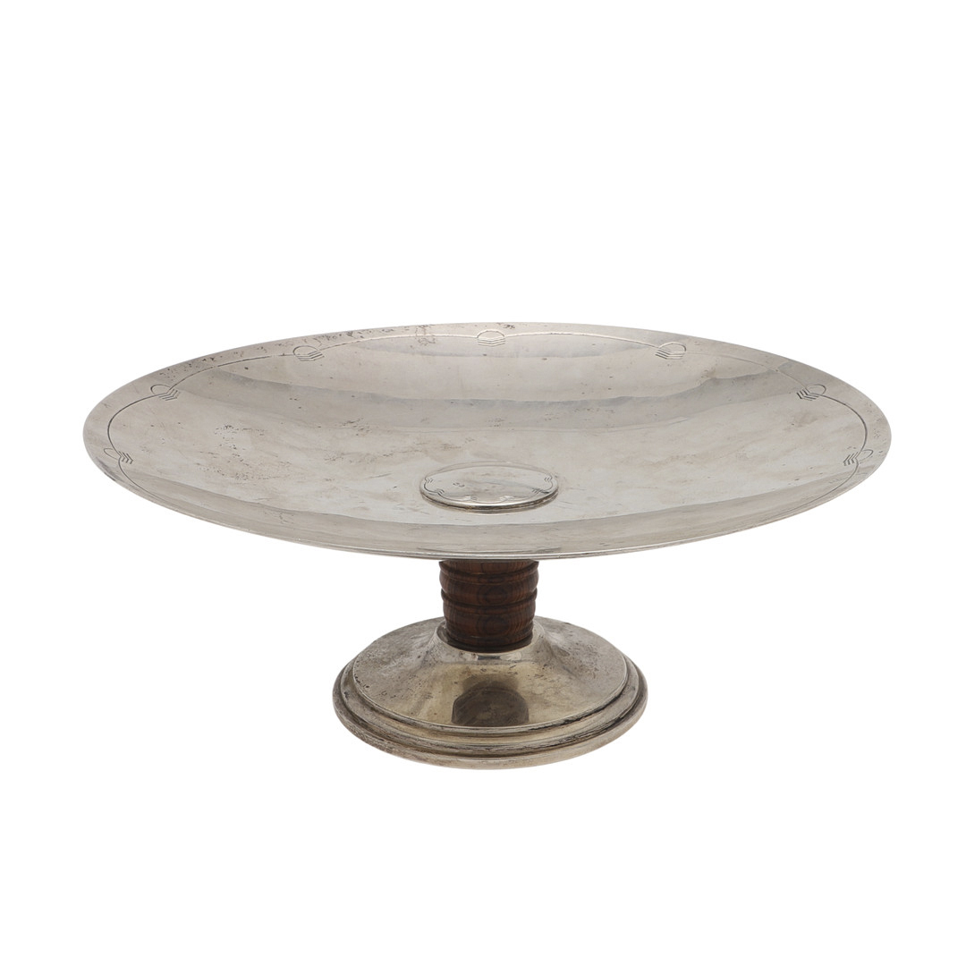 AN EARLY 20TH CENTURY SILVER PEDESTAL DISH OR TAZZA.