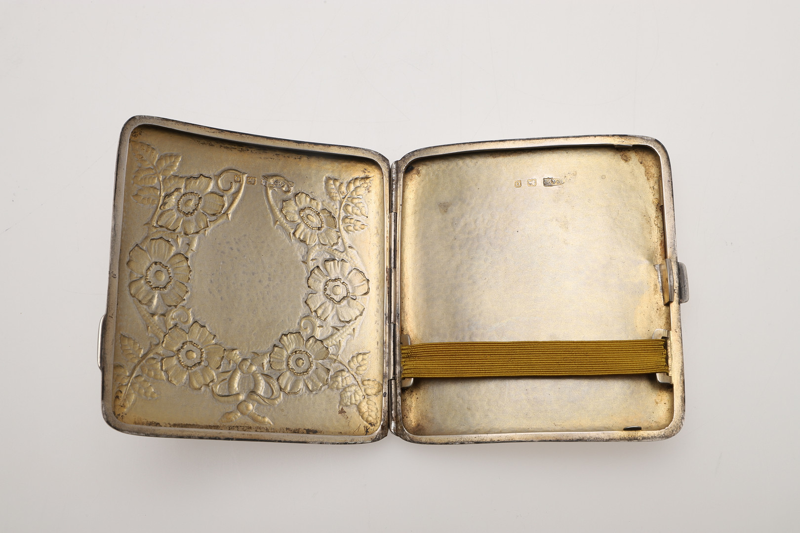 AN ARTS & CRAFTS SILVER CIGARETTE CASE, BY OMAR RAMSDEN & ALWYN CARR. - Image 3 of 4