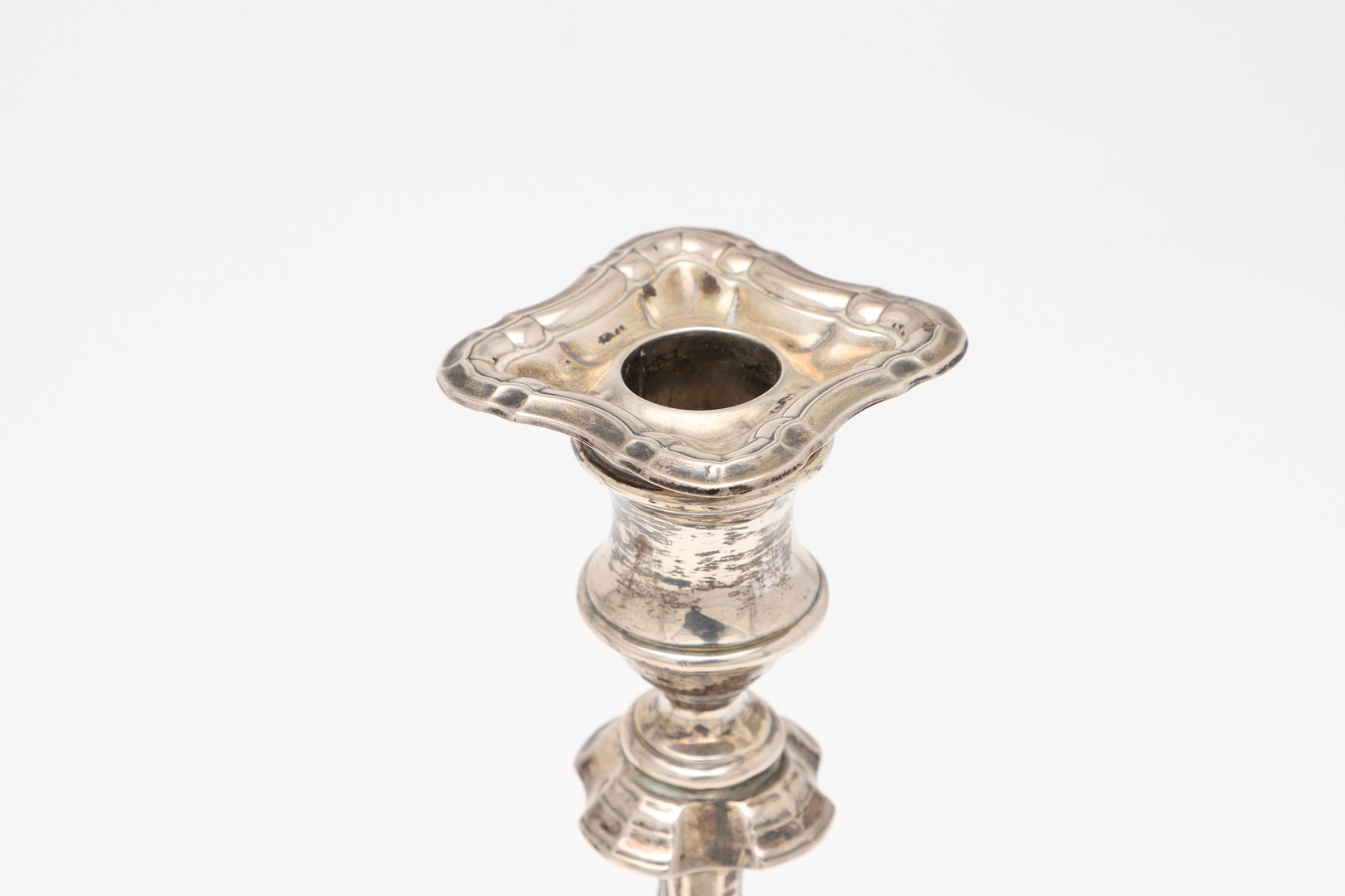 A PAIR OF EDWARDIAN SILVER CANDLESTICKS. - Image 6 of 10