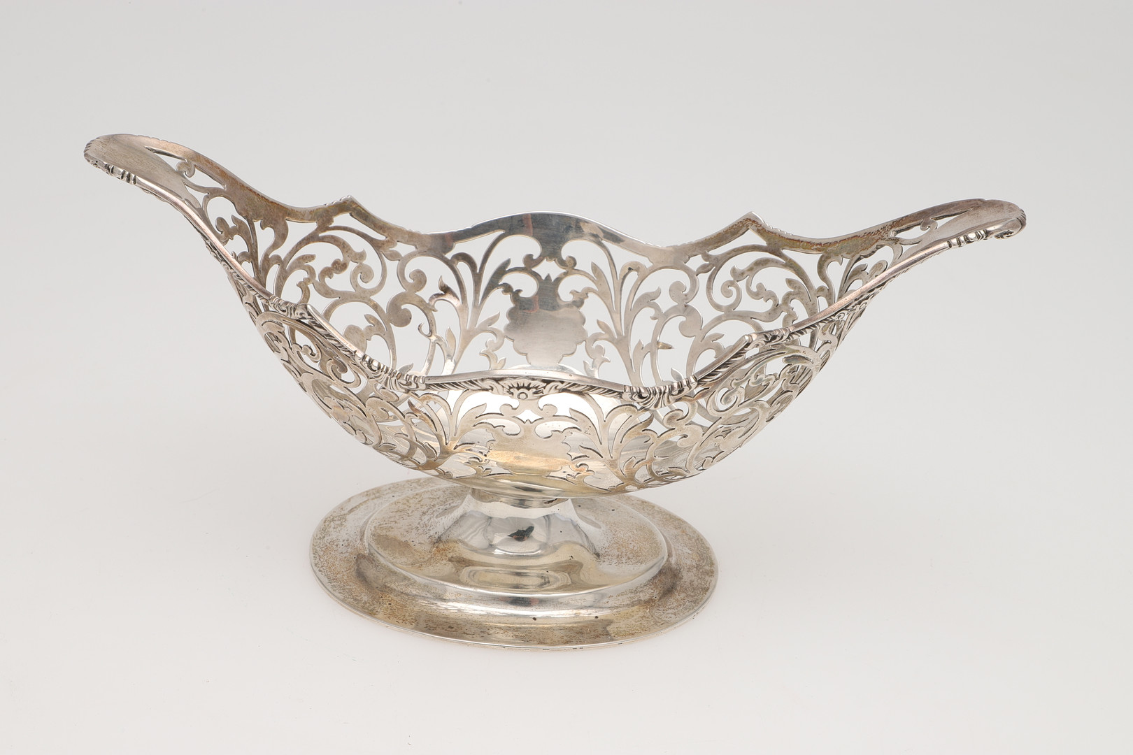 AN EDWARDIAN SILVER PIERCED BASKET. - Image 7 of 10