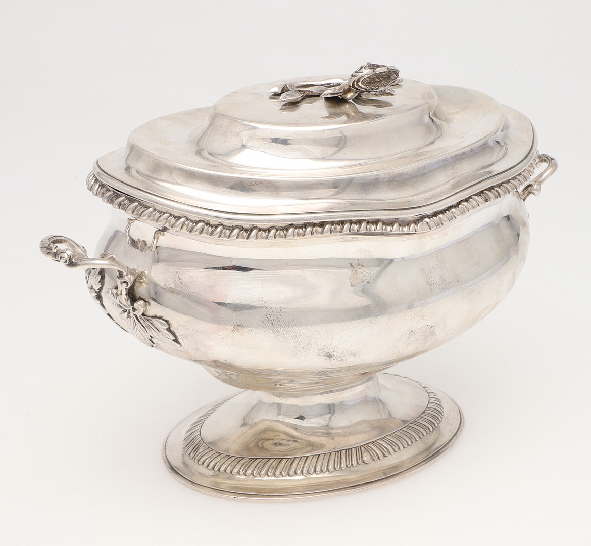 A GEORGE III SILVER SOUP TUREEN & COVER. - Image 2 of 6
