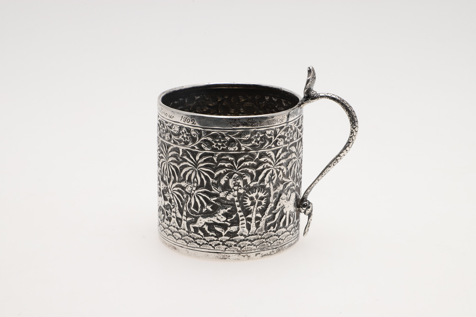 A LATE 19TH/ EARLY 20TH CENTURY INDIAN SILVER MUG. - Image 3 of 5