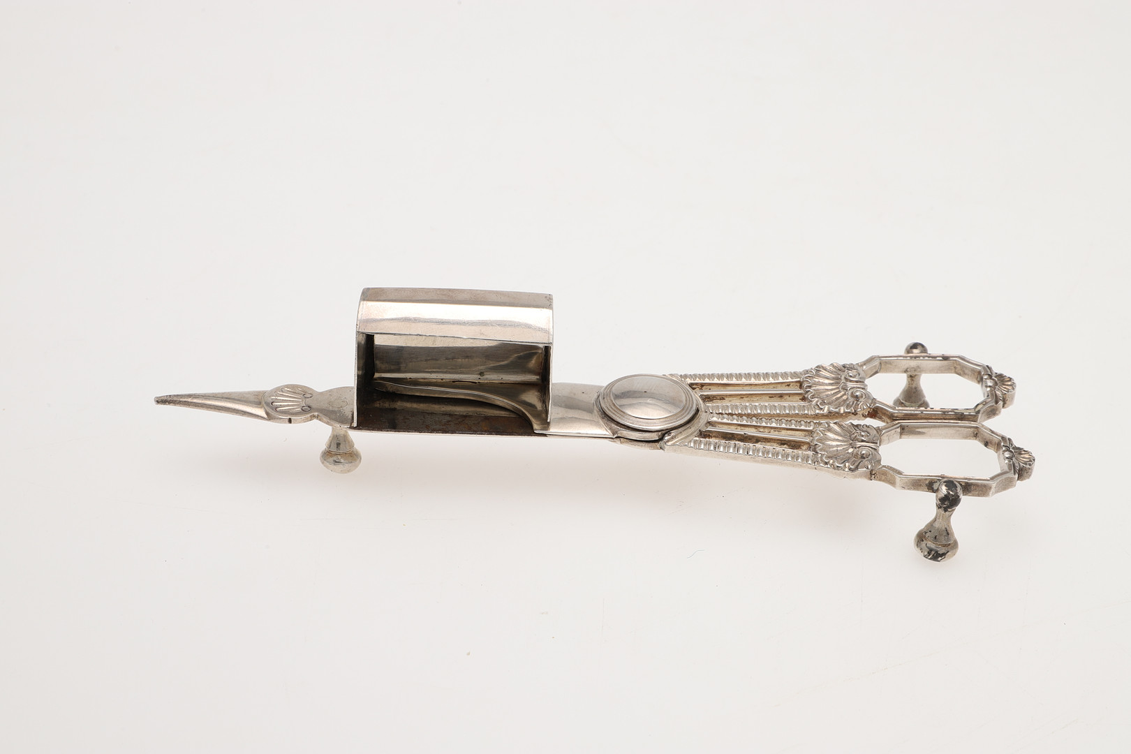 A PAIR OF GEORGE III SILVER SCISSOR SNUFFERS. - Image 4 of 6