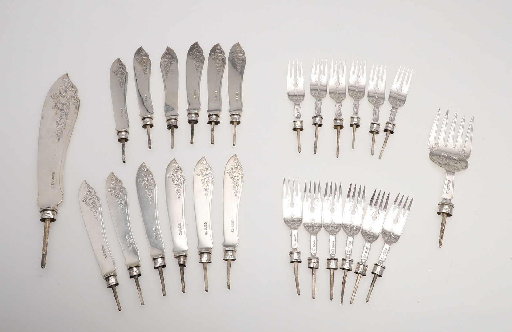 A CASED GEORGE V PART-CANTEEN OF SILVER FLATWARE & CUTLERY. - Image 10 of 24