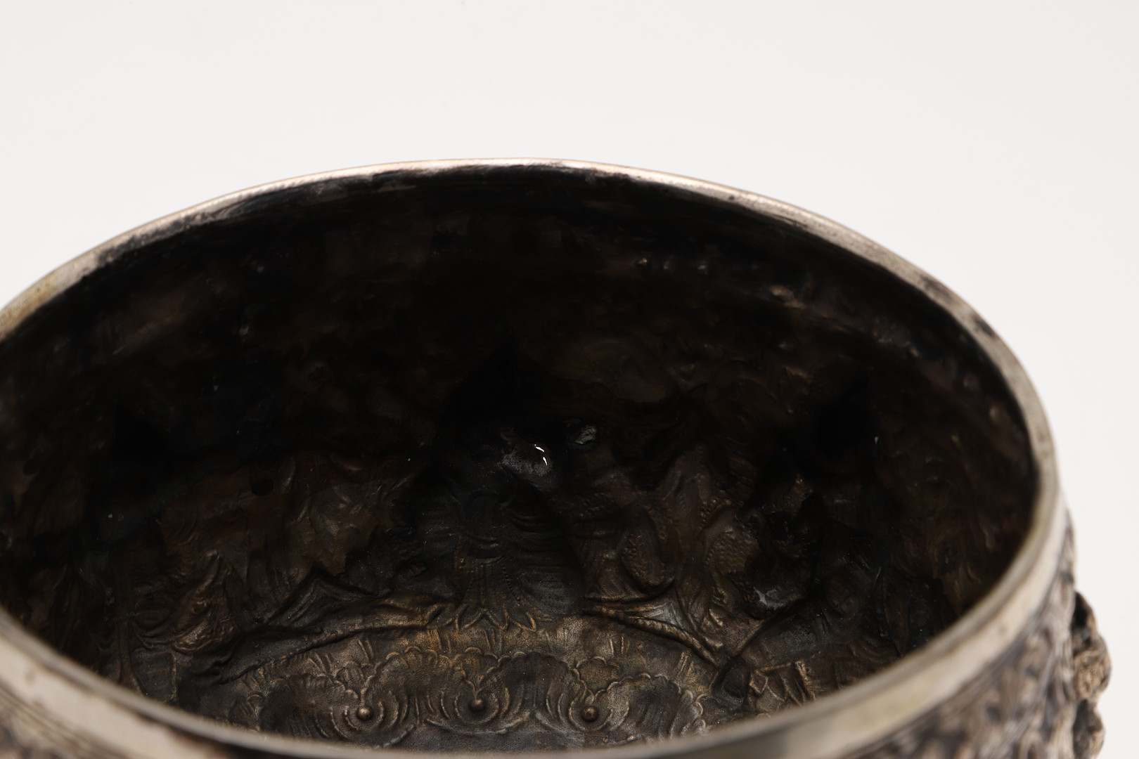 A LATE 19TH/ EARLY 20TH CENTURY INDIAN/ BURMESE SILVER RICE BOWL. - Image 5 of 5