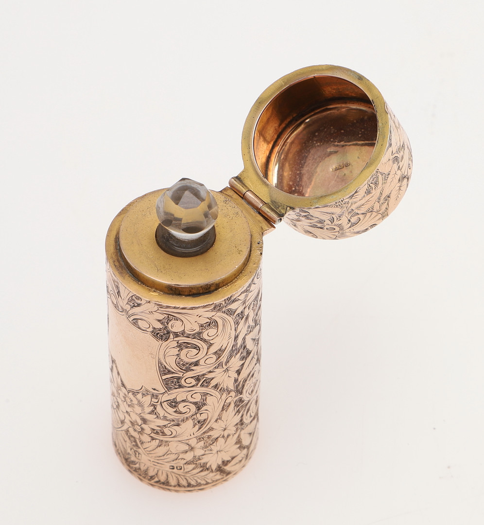 A VICTORIAN 9CT GOLD MOUNTED GLASS SCENT BOTTLE. - Image 3 of 5