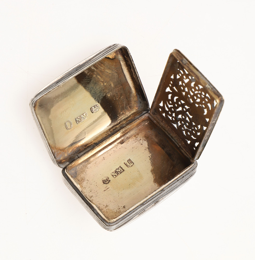 A WILLIAM IV SILVER VINAIGRETTE. - Image 4 of 5