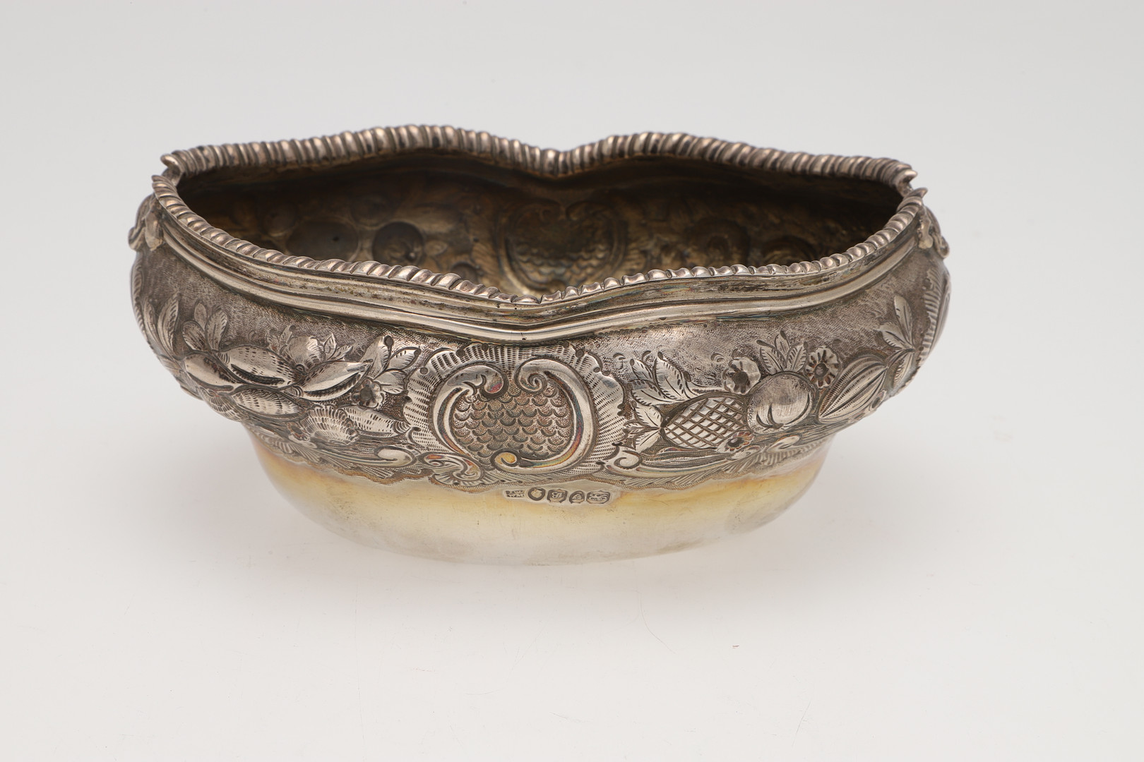 AN EARLY VICTORIAN SILVER SAUCE TUREEN BASE. - Image 2 of 9