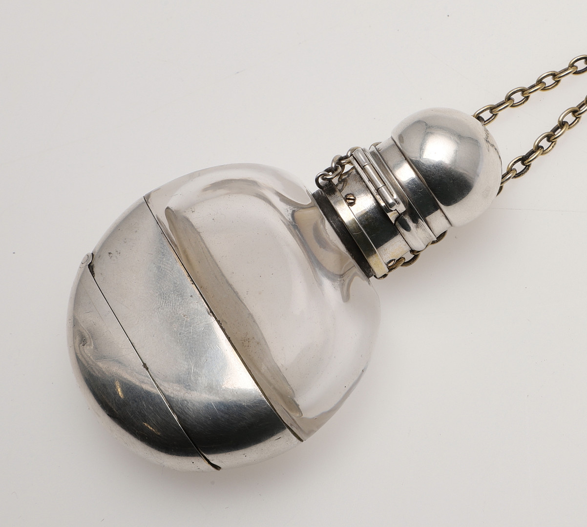 A VICTORIAN SILVER MOUNTED CLEAR GLASS SCENT BOTTLE & VINAIGRETTE COMBINED. - Image 3 of 5