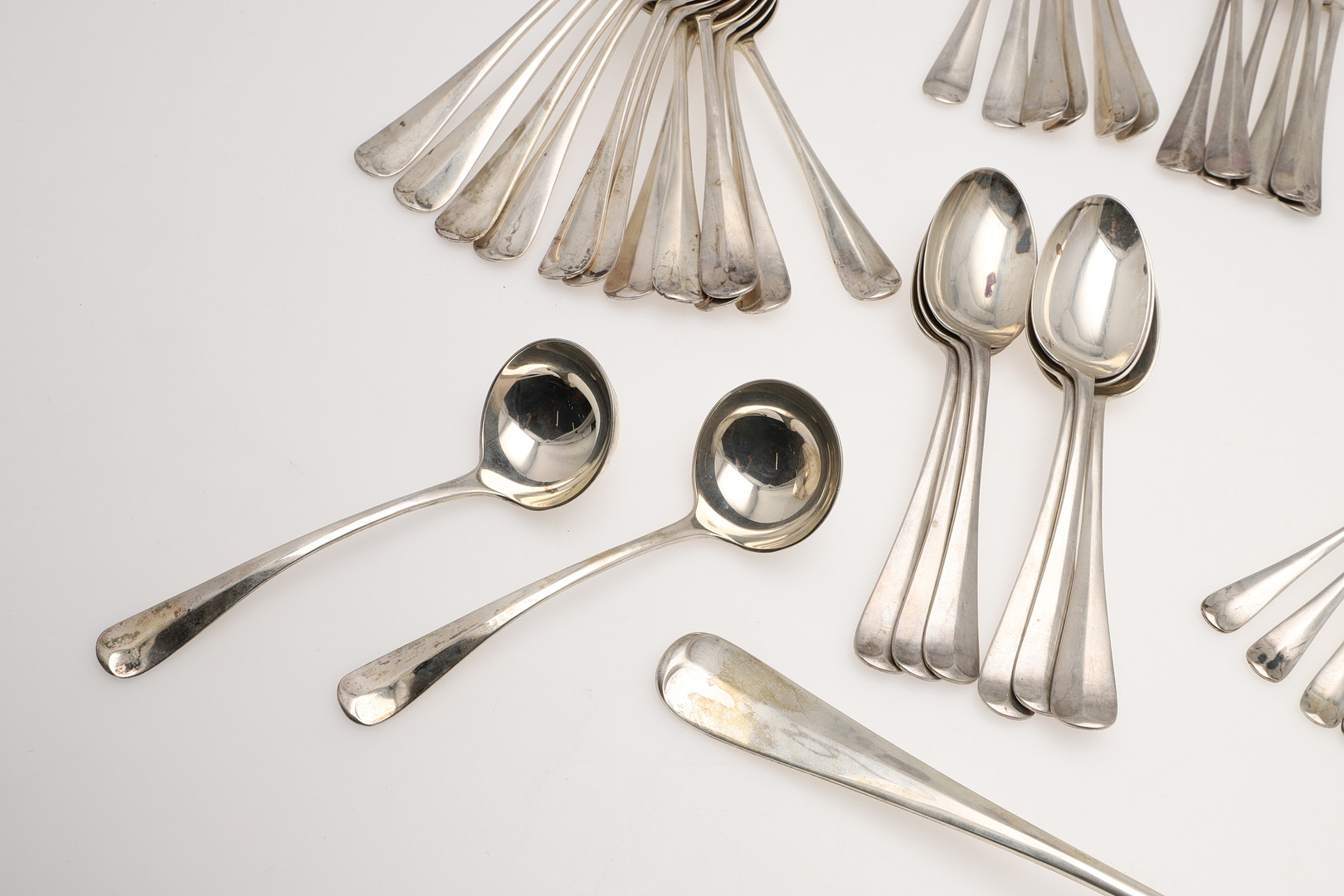 AN EARLY 20TH CENTURY PART-CANTEEN OF HANOVERIAN PATTERN SILVER FLATWARE. - Image 6 of 16