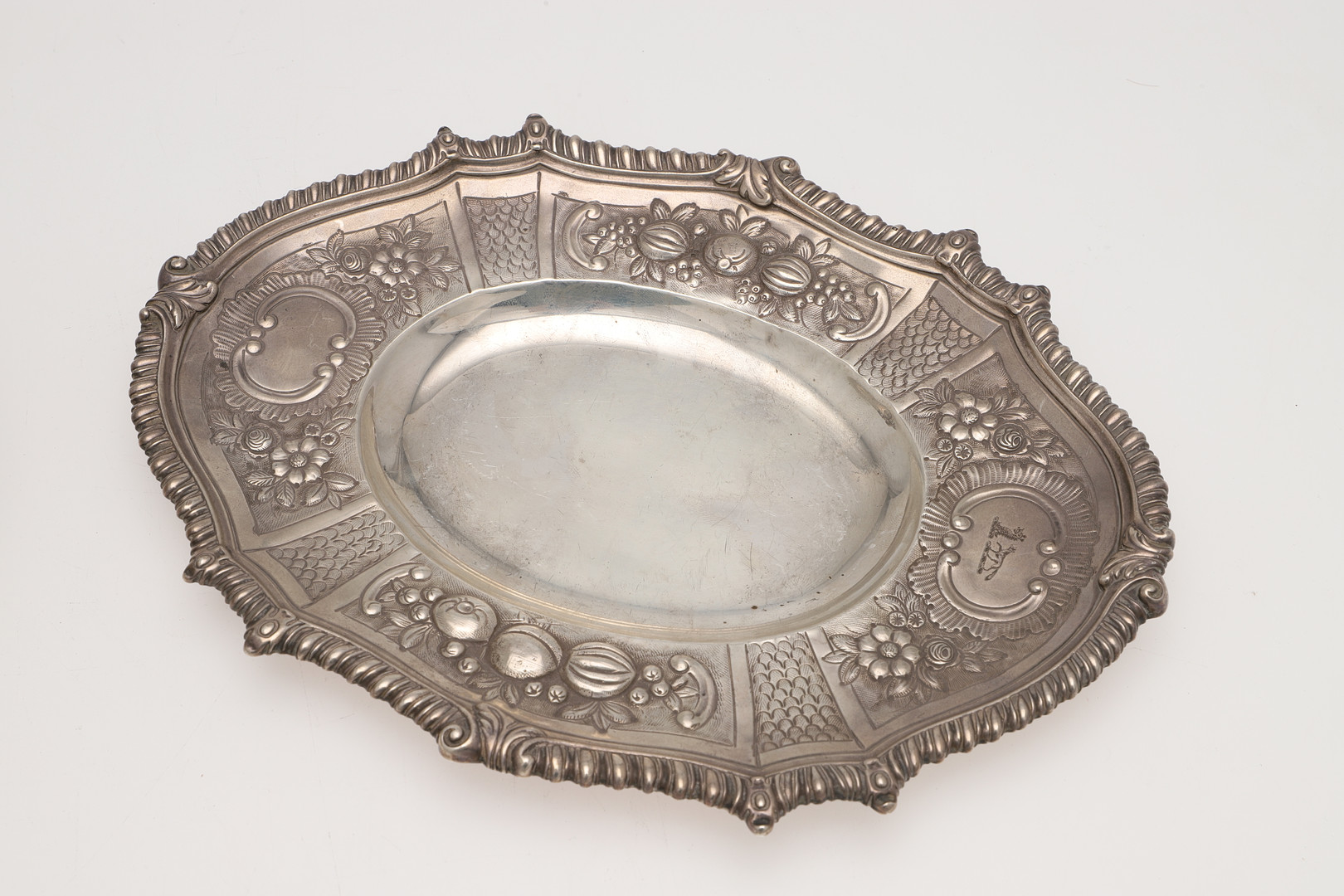 AN EARLY VICTORIAN SILVER SAUCE TUREEN BASE. - Image 5 of 9