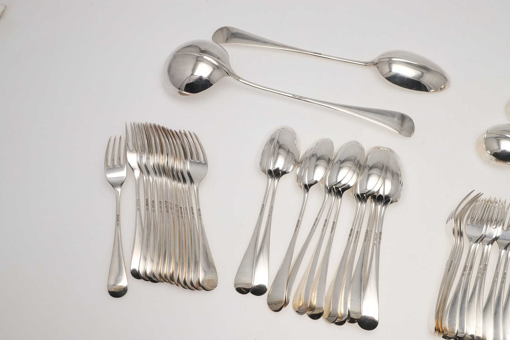 A CASED GEORGE V PART-CANTEEN OF SILVER FLATWARE & CUTLERY. - Image 8 of 24