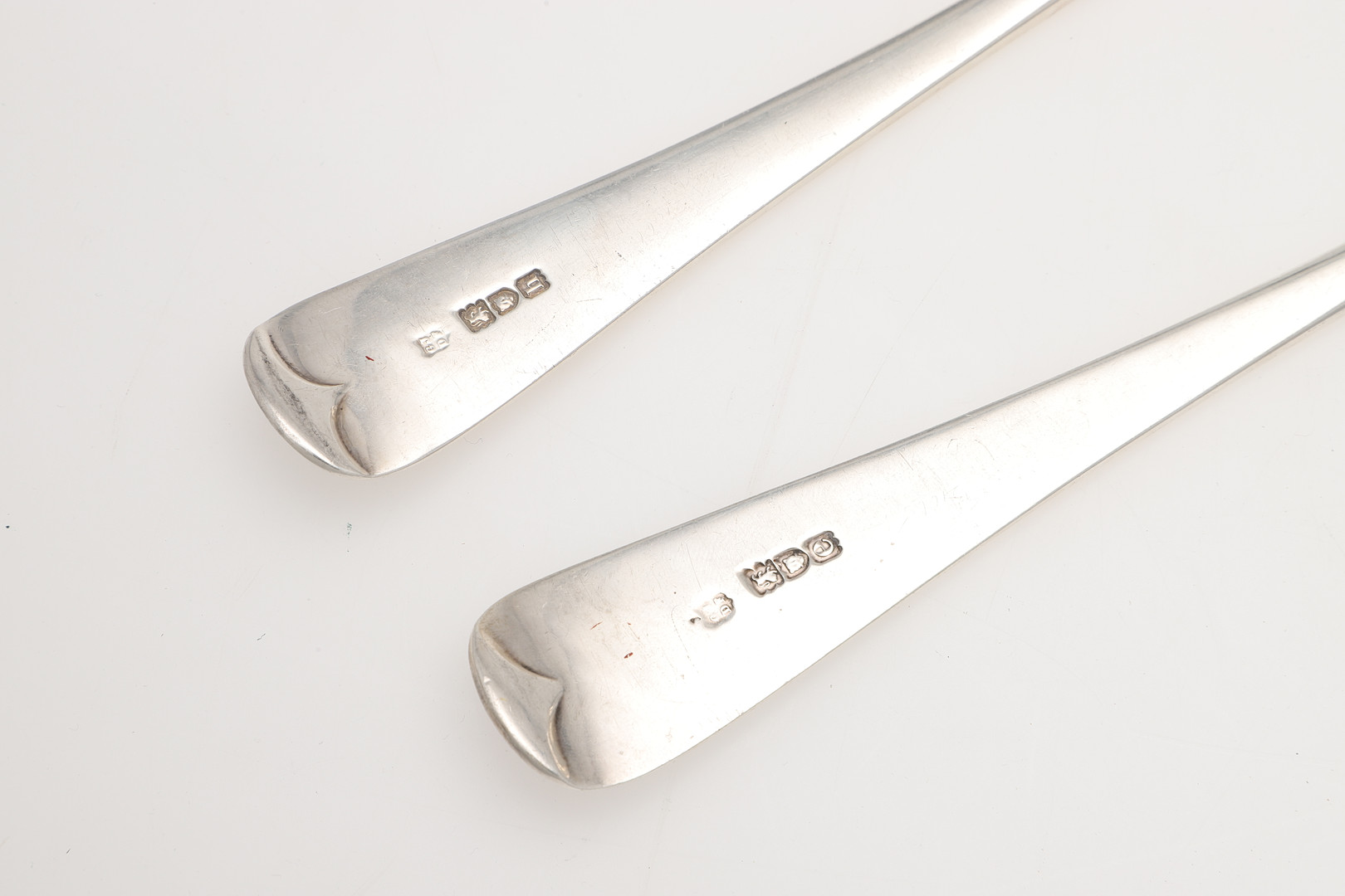 A NEAR PAIR OF LATE VICTORIAN/ EDWARDIAN SILVER SERVING OR BASTING SPOONS. - Image 5 of 5