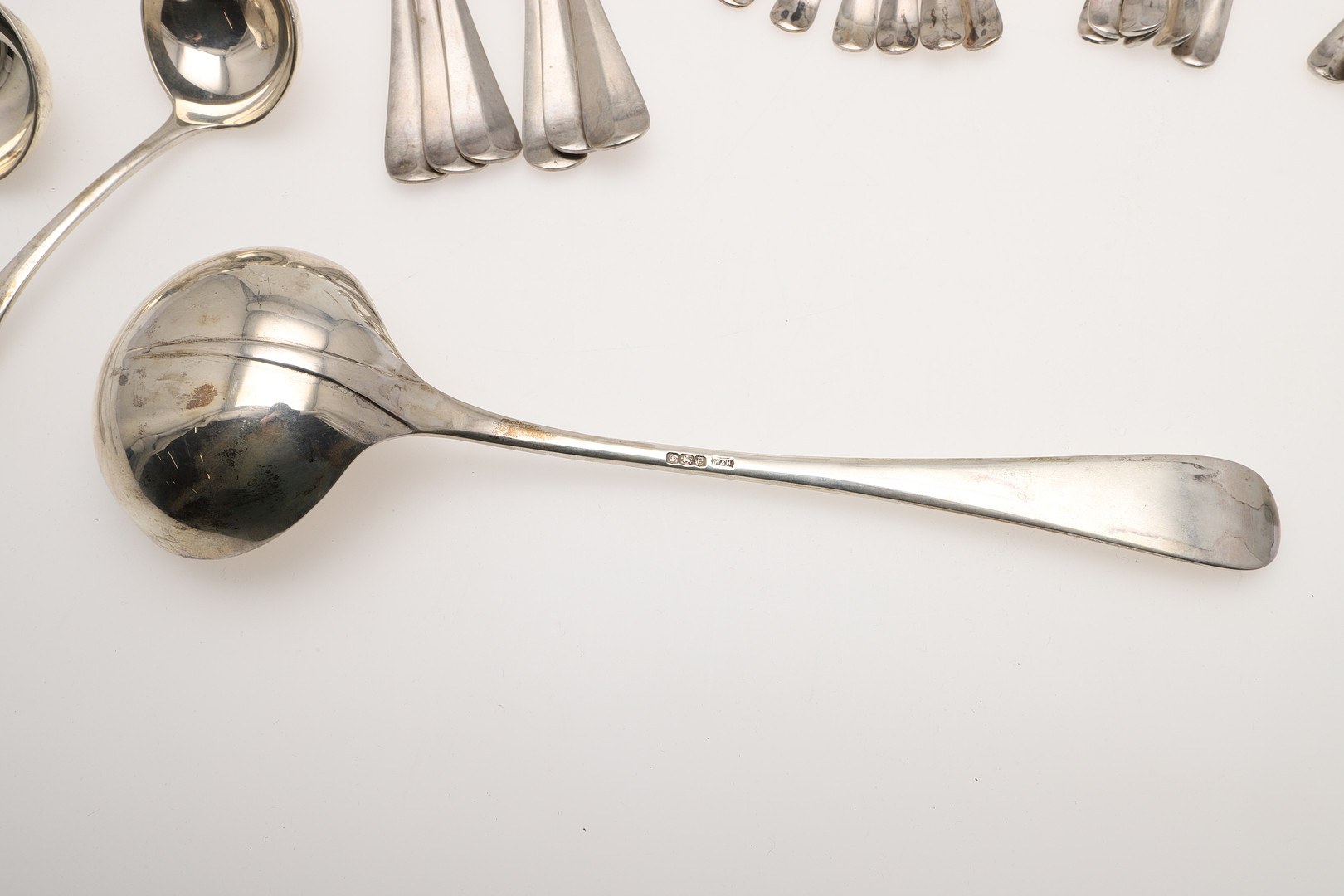 AN EARLY 20TH CENTURY PART-CANTEEN OF HANOVERIAN PATTERN SILVER FLATWARE. - Image 9 of 16