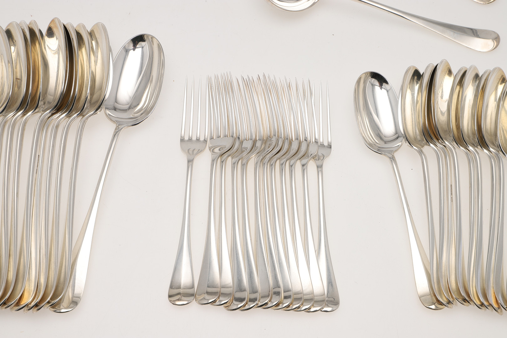 A CASED GEORGE V PART-CANTEEN OF SILVER FLATWARE & CUTLERY. - Image 4 of 24