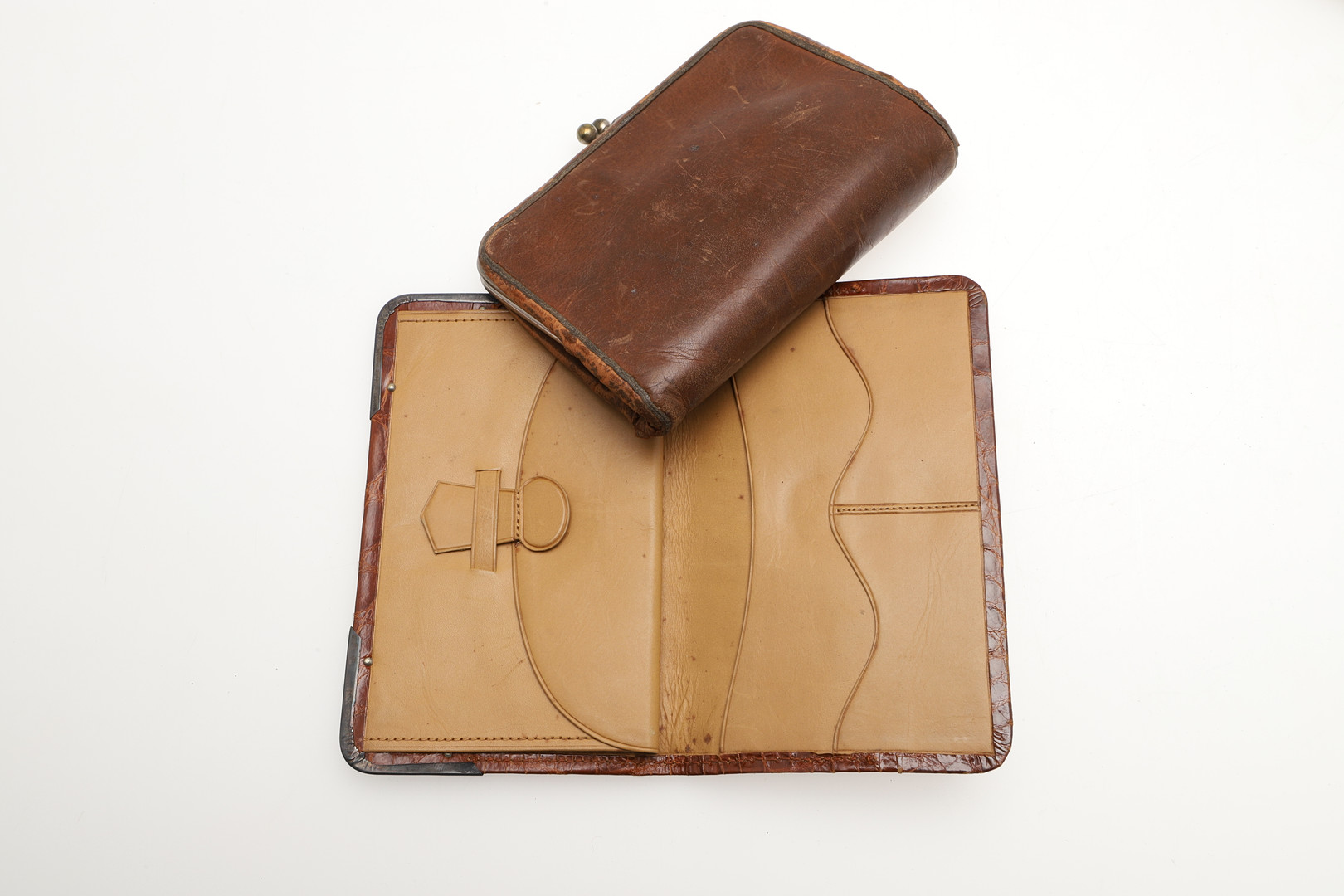 A LATE VICTORIAN ART-NOUVEAU SILVER WALLET. - Image 4 of 5