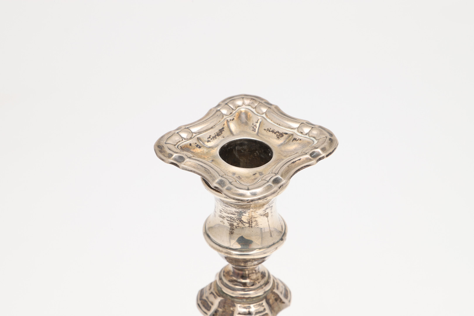 A PAIR OF EDWARDIAN SILVER CANDLESTICKS. - Image 4 of 10