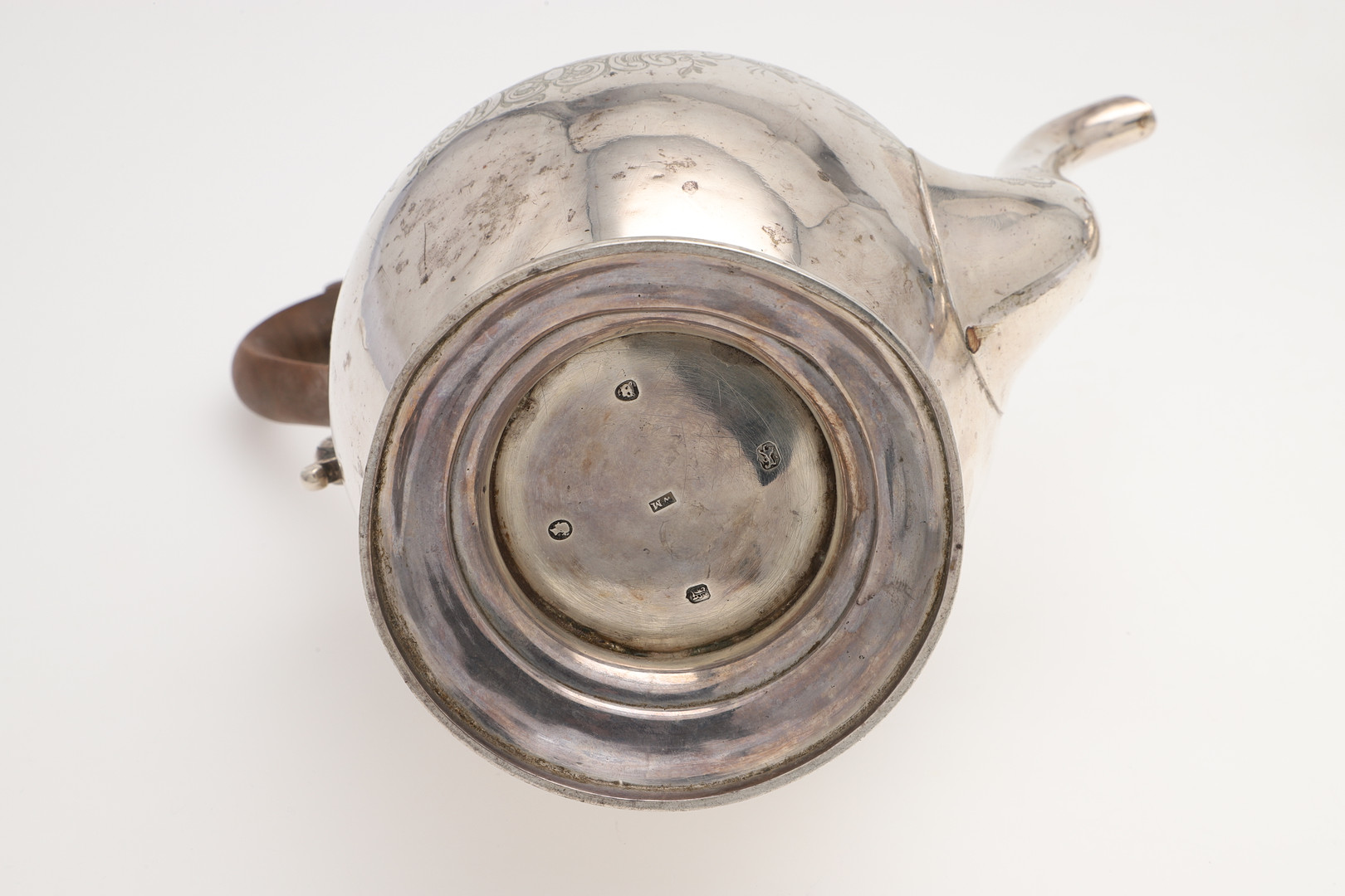 A VICTORIAN SILVER TEA POT & MATCHING COFFEE POT. - Image 4 of 7