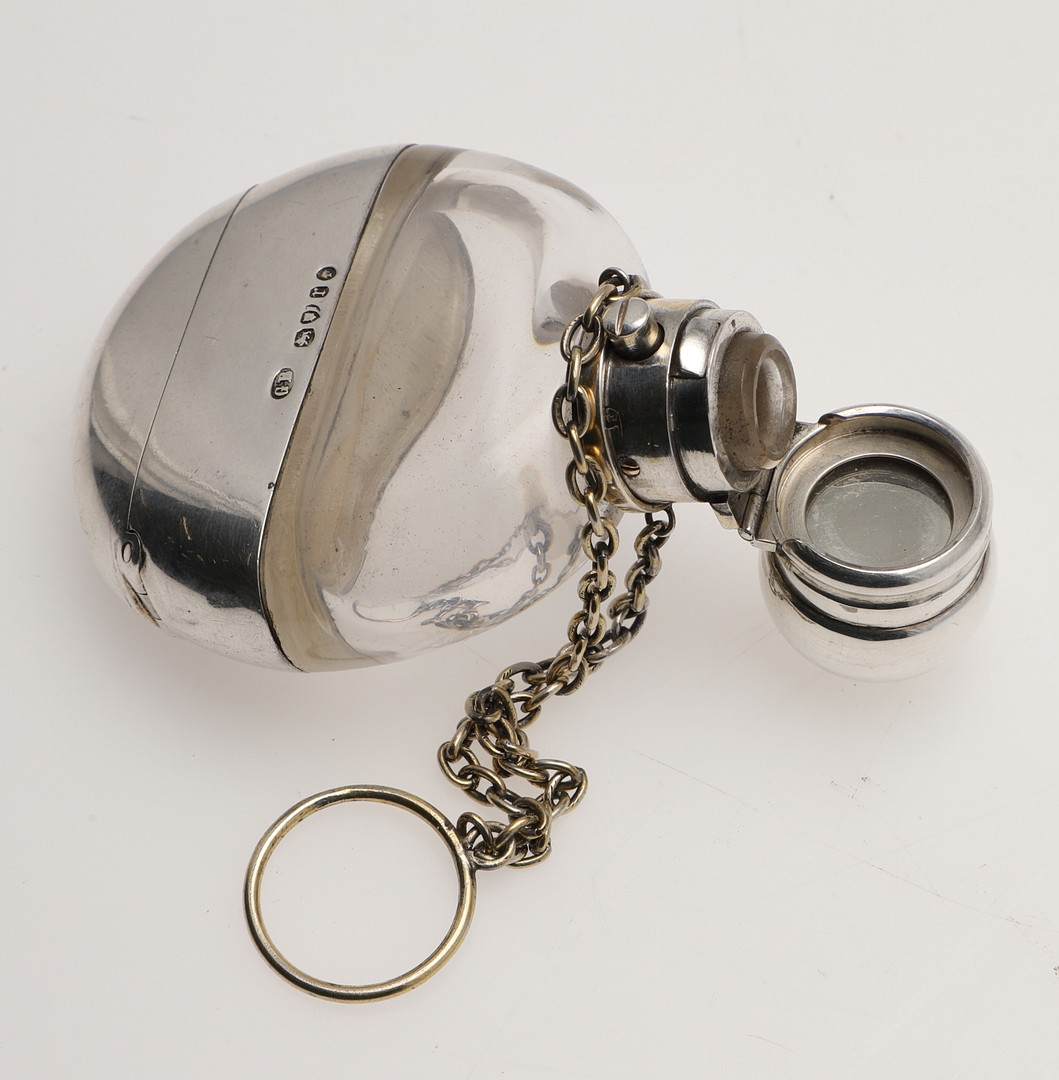 A VICTORIAN SILVER MOUNTED CLEAR GLASS SCENT BOTTLE & VINAIGRETTE COMBINED. - Image 4 of 5