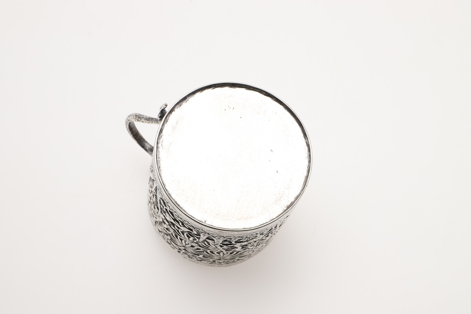 A LATE 19TH/ EARLY 20TH CENTURY INDIAN SILVER MUG. - Image 5 of 5