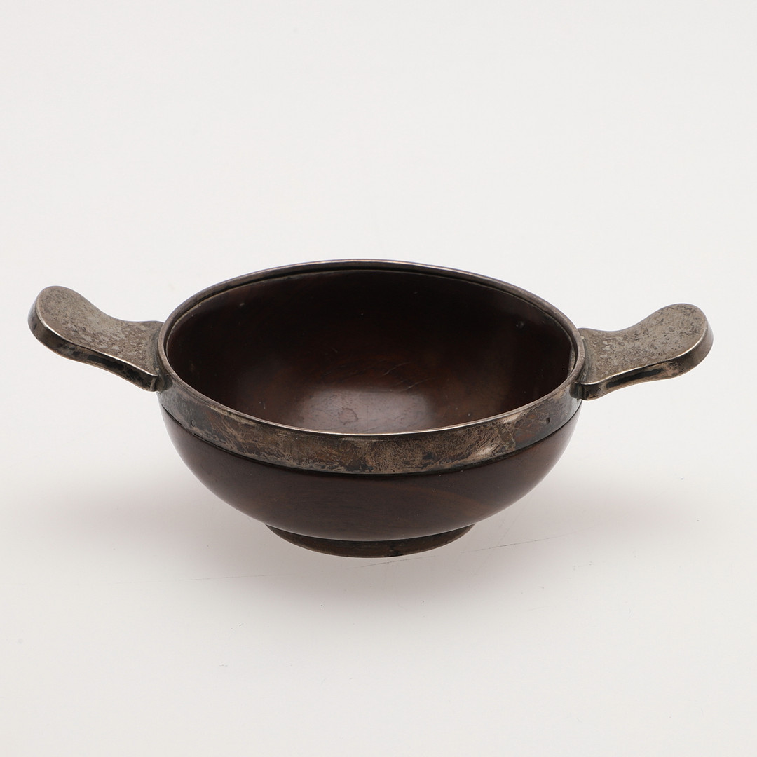 AN 18TH CENTURY SCOTTISH SILVER MOUNTED WOODEN QUAICH. - Image 2 of 3