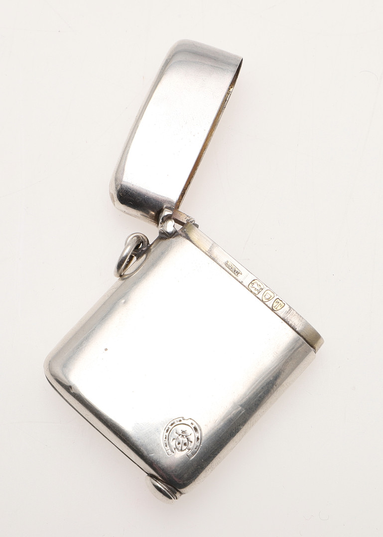 A LATE VICTORIAN SILVER DUAL-PURPOSE VESTA CASE. - Image 3 of 7