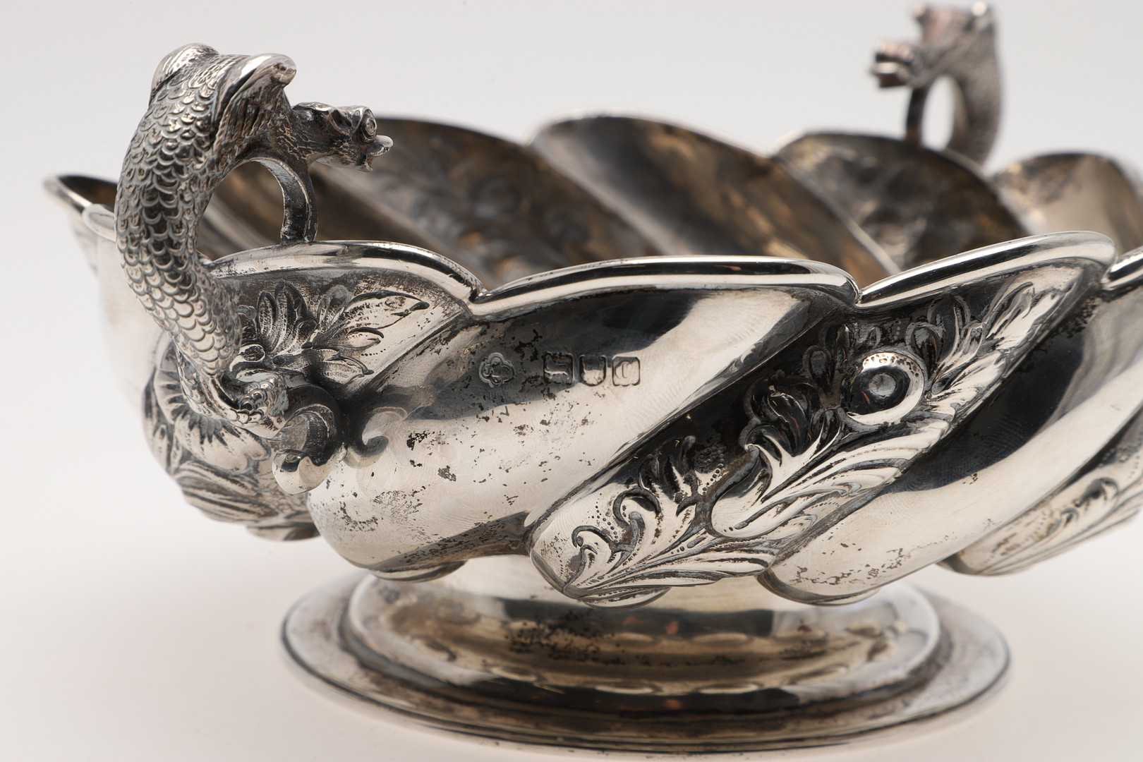 A LATE VICTORIAN TWO-HANDLED SILVER BOWL. - Image 5 of 5