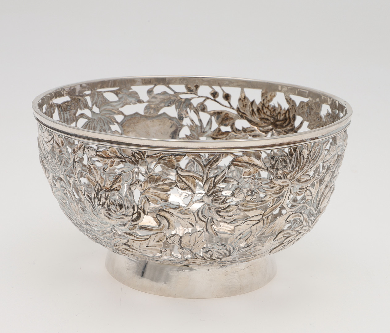 A LATE 19TH/ EARLY 20TH CENTURY CHINESE SILVER ROSE BOWL. - Image 3 of 6