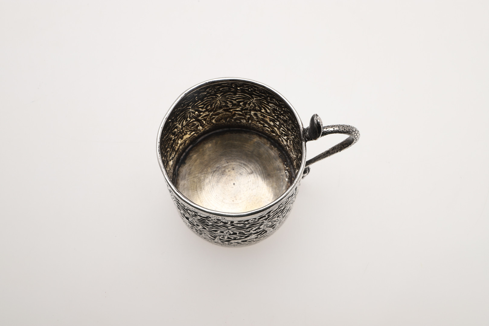 A LATE 19TH/ EARLY 20TH CENTURY INDIAN SILVER MUG. - Image 4 of 5