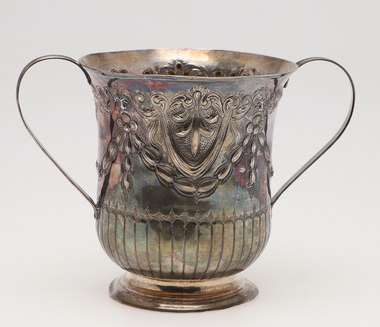 A GEORGE III SILVER TWO-HANDLED CUP OR PORRINGER. - Image 2 of 5