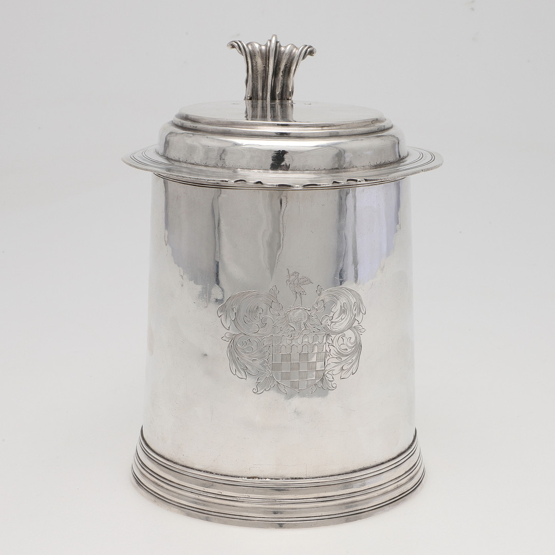 A QUEEN ANNE WEST-COUNTRY PROVINCIAL SILVER TANKARD. - Image 2 of 7