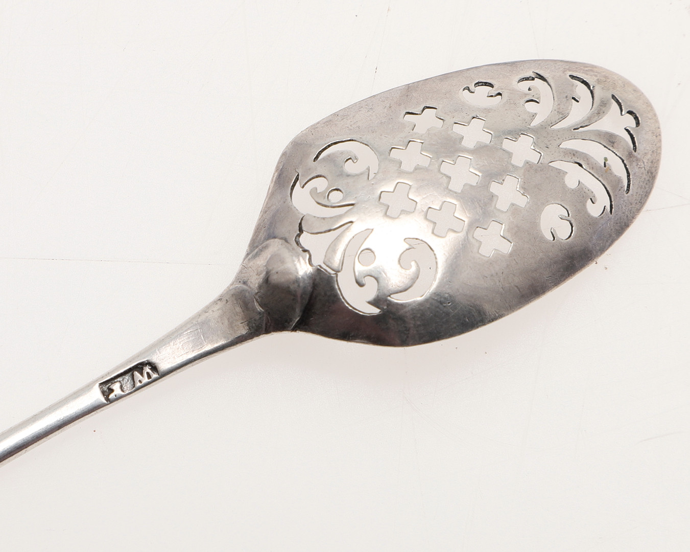 A GEORGE III SILVER MOTE SPOON. - Image 4 of 4