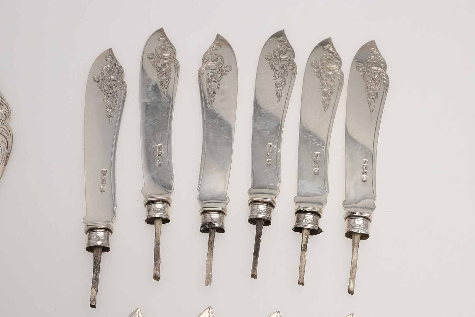 A CASED GEORGE V PART-CANTEEN OF SILVER FLATWARE & CUTLERY. - Image 11 of 24