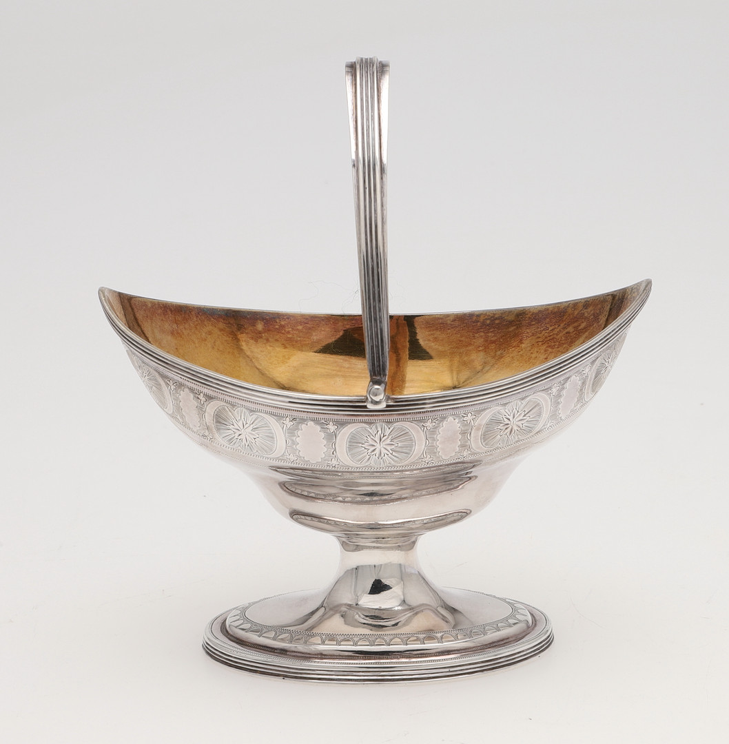 A GEORGE III SILVER SWING-HANDLED SUGAR BASKET. - Image 2 of 5