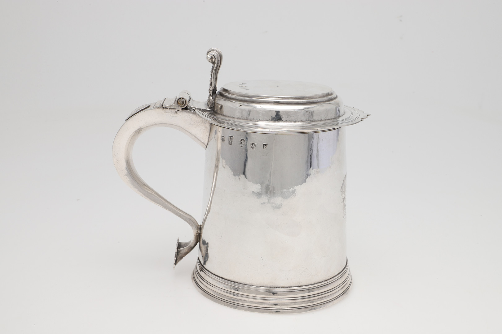 A QUEEN ANNE WEST-COUNTRY PROVINCIAL SILVER TANKARD. - Image 3 of 7