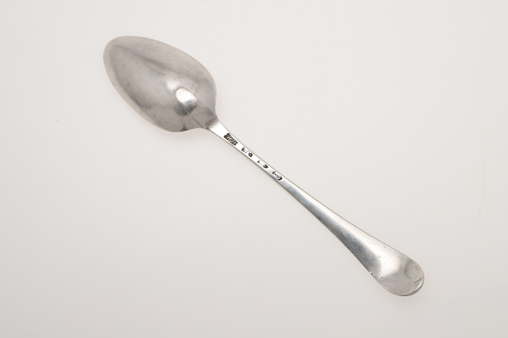 A GEORGE III SILVER DESSERT SPOON, BY HESTER BATEMAN. - Image 2 of 3