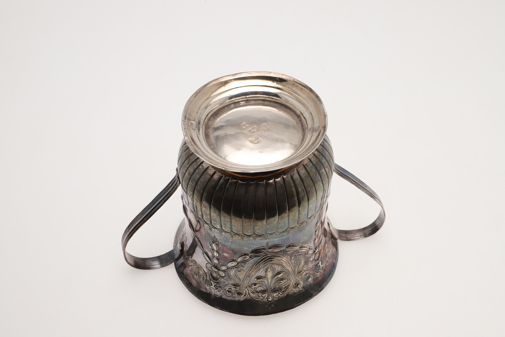 A GEORGE III SILVER TWO-HANDLED CUP OR PORRINGER. - Image 4 of 5