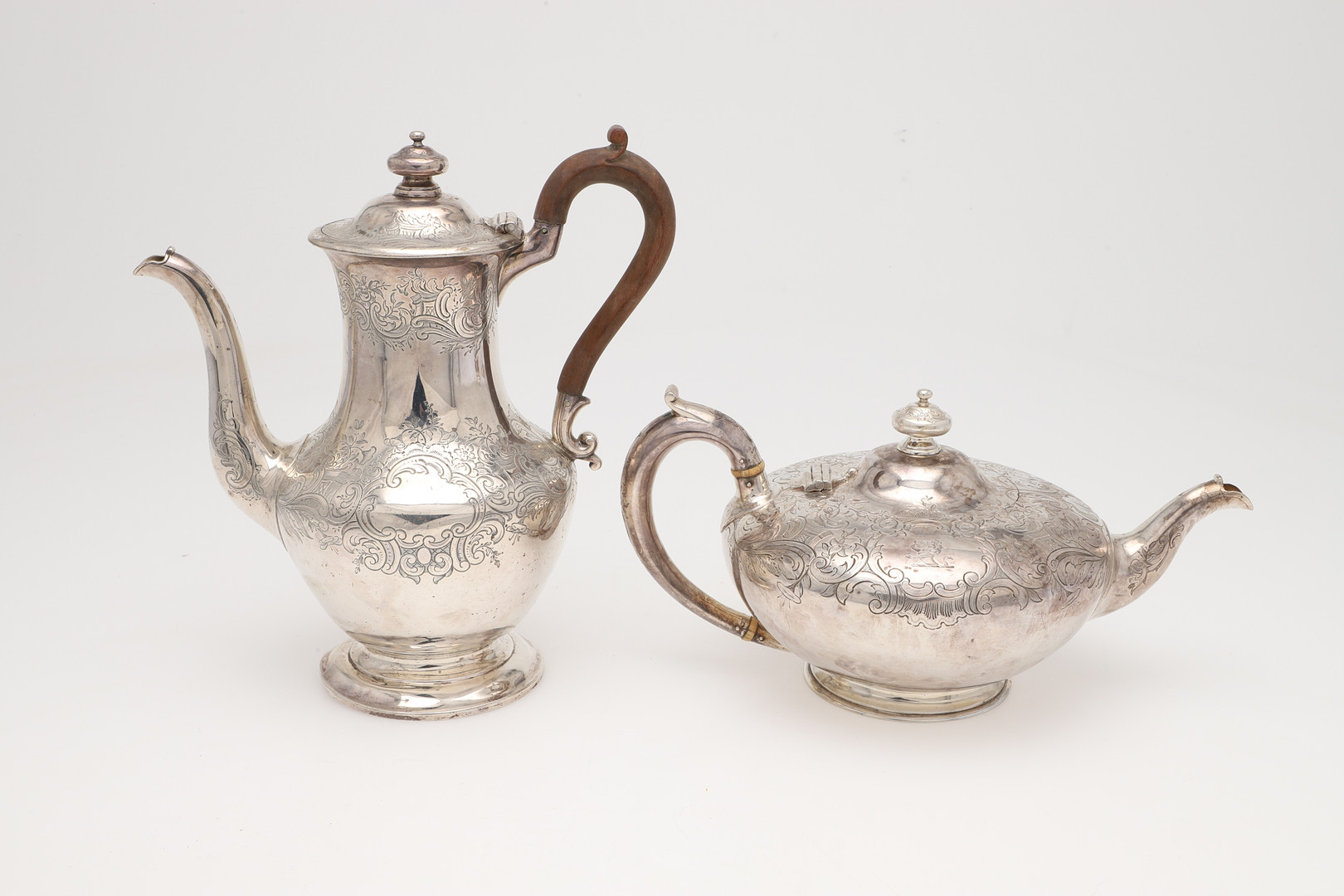 A VICTORIAN SILVER TEA POT & MATCHING COFFEE POT. - Image 2 of 7