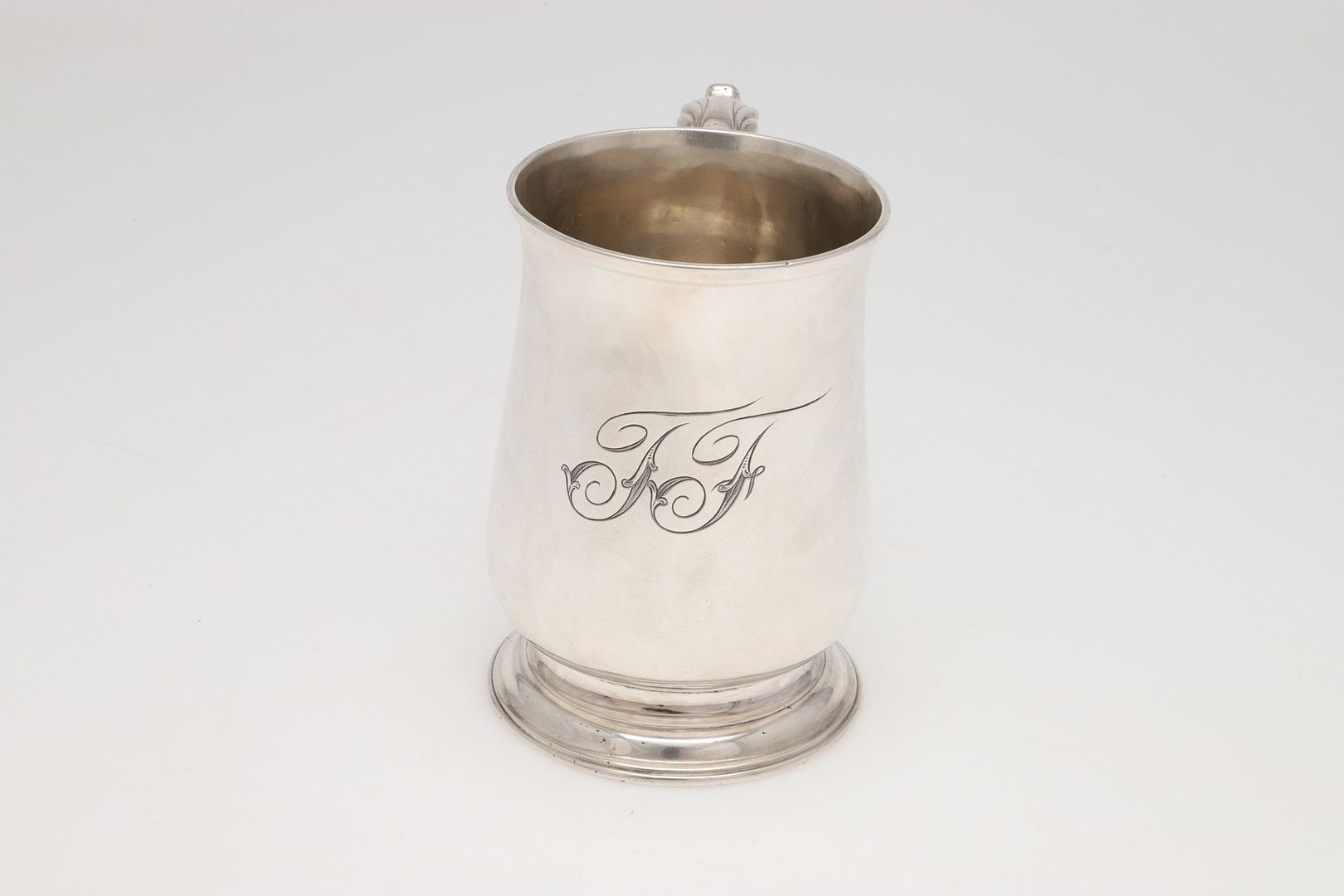 A GEORGE III LARGE SILVER MUG. - Image 2 of 5