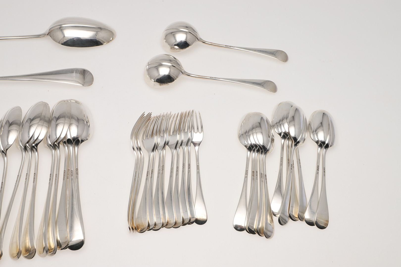 A CASED GEORGE V PART-CANTEEN OF SILVER FLATWARE & CUTLERY. - Image 9 of 24