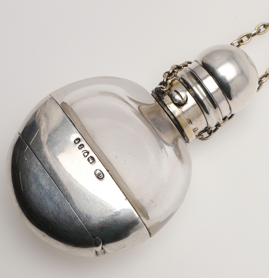 A VICTORIAN SILVER MOUNTED CLEAR GLASS SCENT BOTTLE & VINAIGRETTE COMBINED. - Image 2 of 5