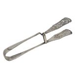 A PAIR OF EDWARDIAN SILVER ASPARAGUS TONGS.