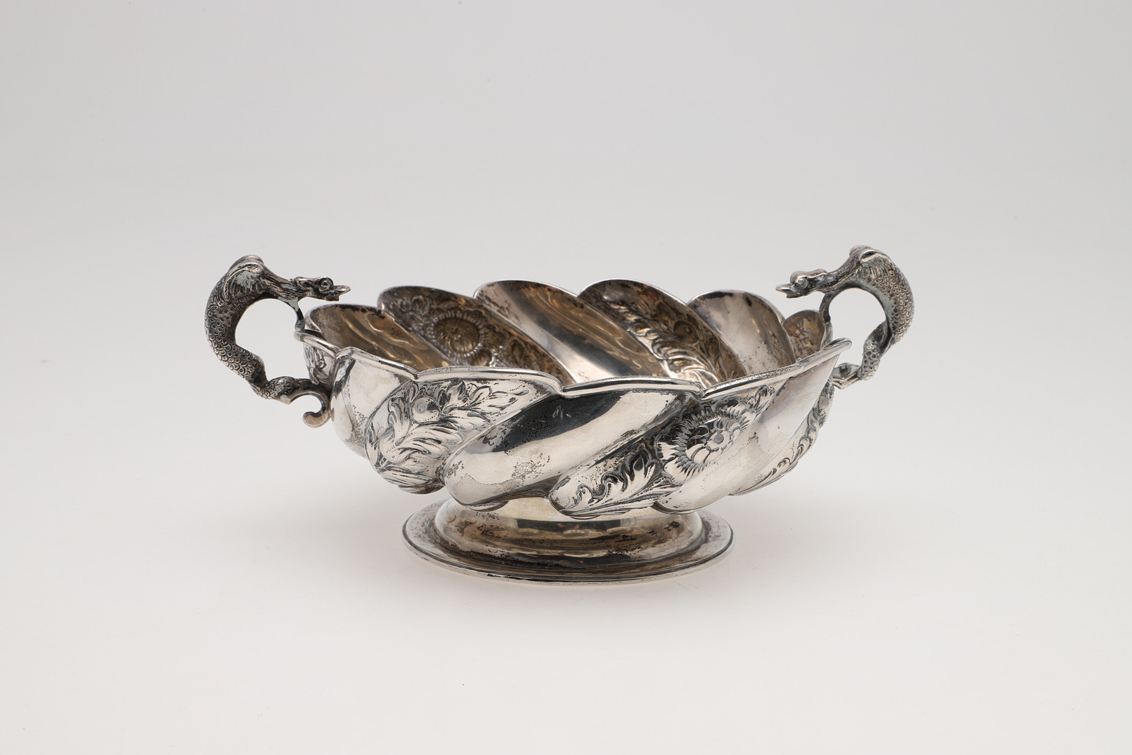 A LATE VICTORIAN TWO-HANDLED SILVER BOWL. - Image 2 of 5