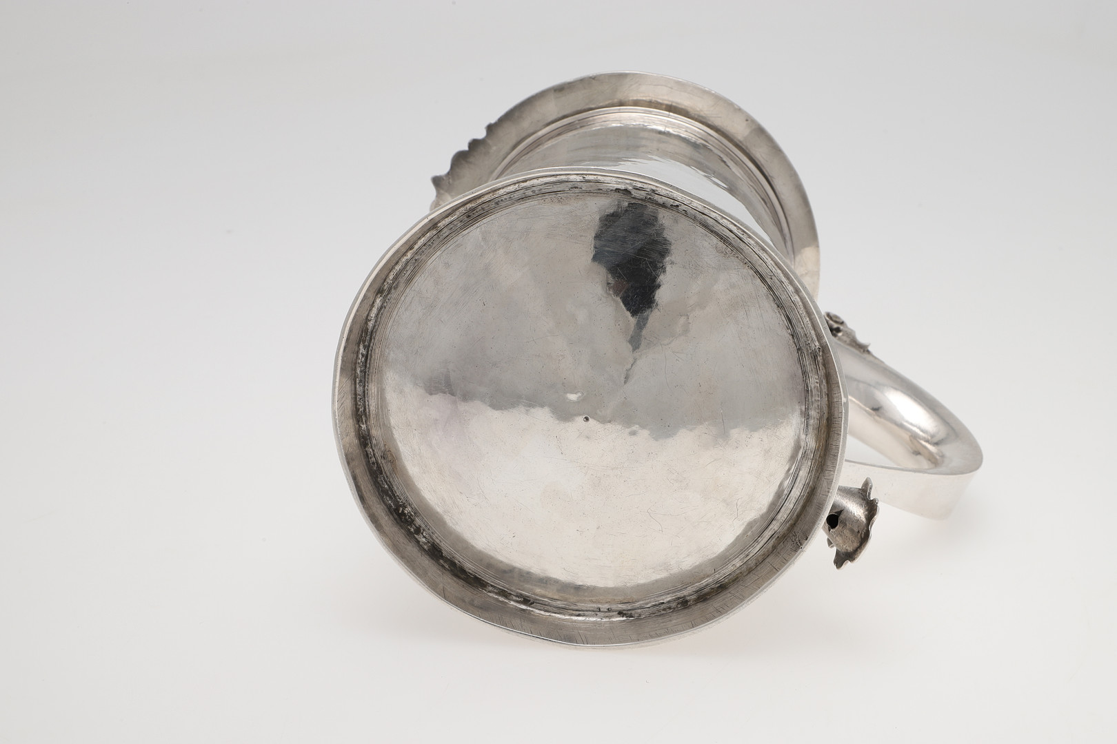 A QUEEN ANNE WEST-COUNTRY PROVINCIAL SILVER TANKARD. - Image 6 of 7