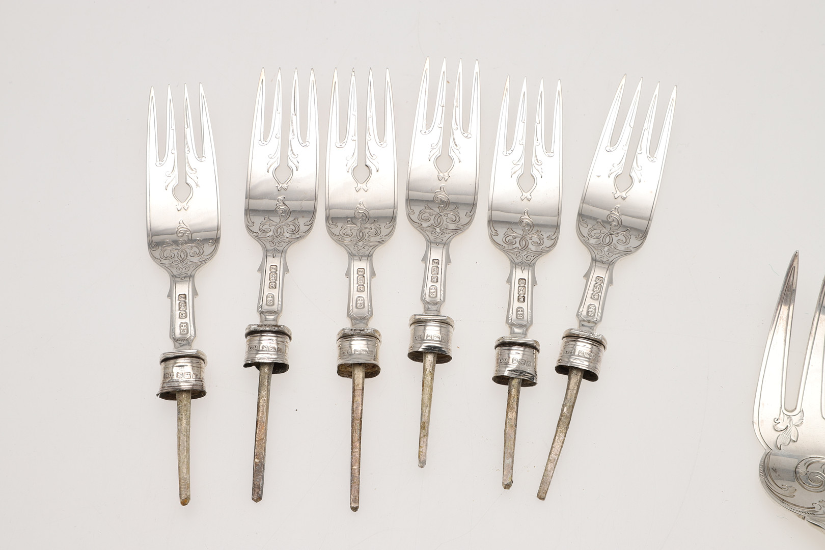 A CASED GEORGE V PART-CANTEEN OF SILVER FLATWARE & CUTLERY. - Image 13 of 24