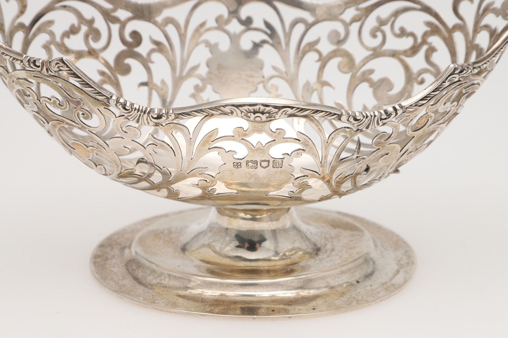 AN EDWARDIAN SILVER PIERCED BASKET. - Image 9 of 10