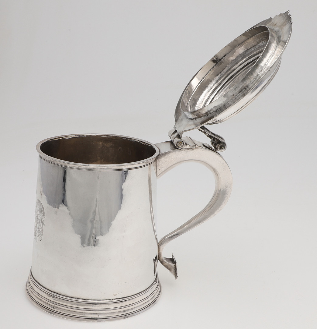 A QUEEN ANNE WEST-COUNTRY PROVINCIAL SILVER TANKARD. - Image 5 of 7